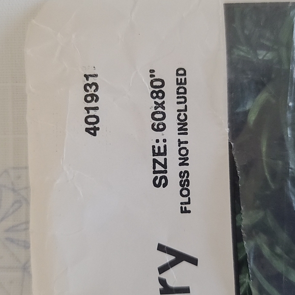 New Vintage floral needlepoint table cloth - Picture 3 of 10